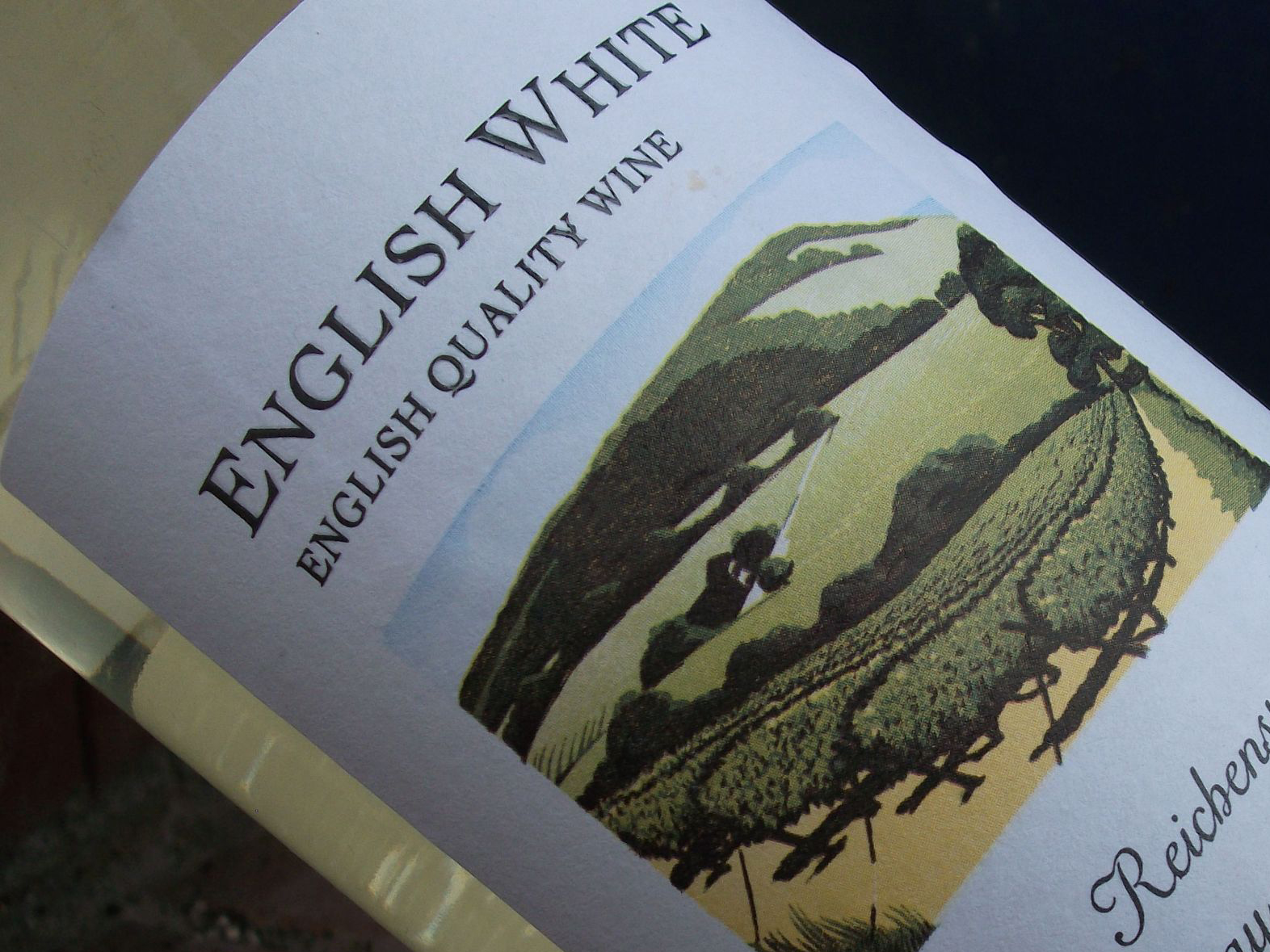 A bottle of English White quality wine discover England's and Wales' vineyards