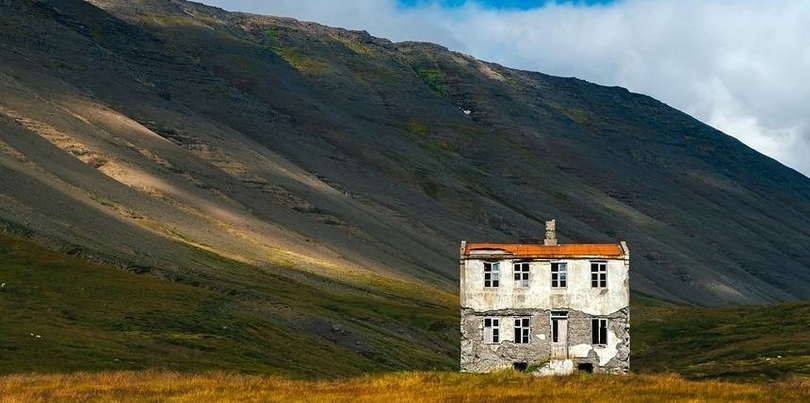 House in the middle of nowhere in Iceland