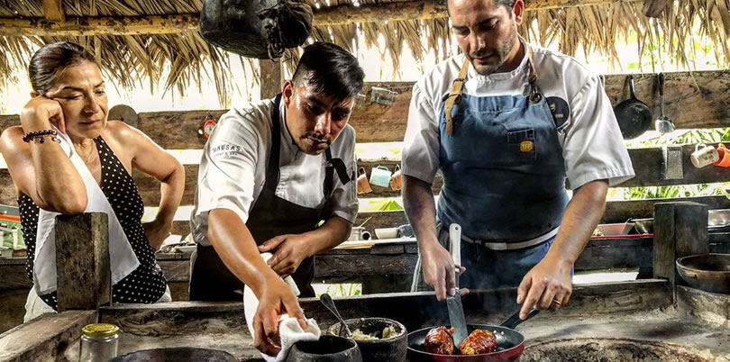 Las Tanusas beach Ecuador Rodrigo Pacheco cooking